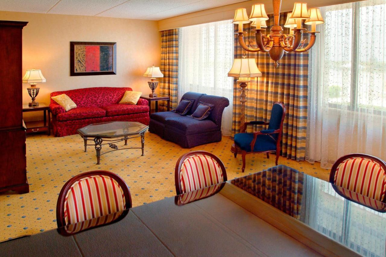 Long Island Marriott Hotel Uniondale Room photo